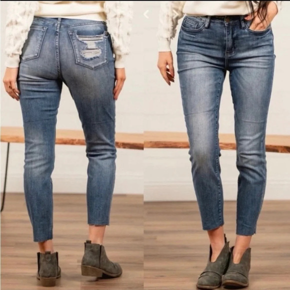 Judy Blue High Rise Relaxed Fit Distressed Jeans - Picture 1 of 12